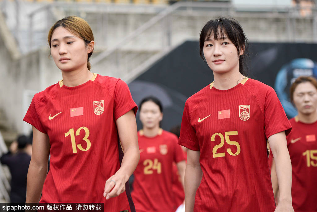 7分钟3球，7-0大胜！中国队全场压着打，下一轮打平出线，对方球员崩溃落泪