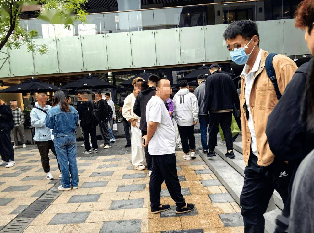 苹果开售首日：三里屯店排起长龙，黄牛门口“堵人”，线上秒售空