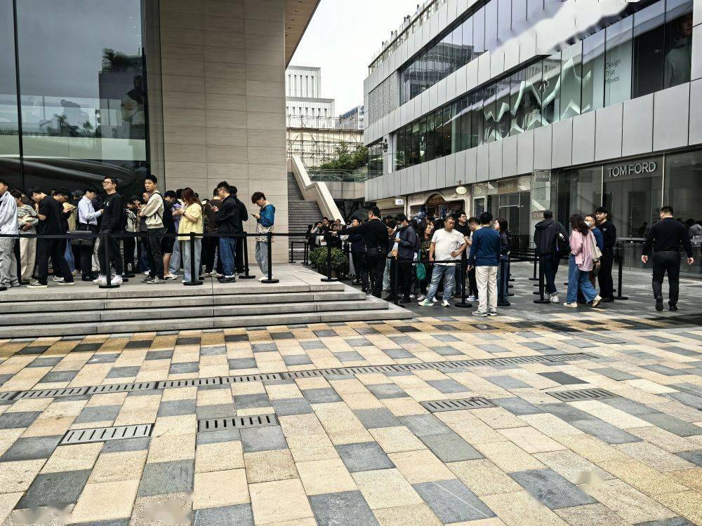 苹果开售首日：三里屯店排起长龙，黄牛门口“堵人”，线上秒售空