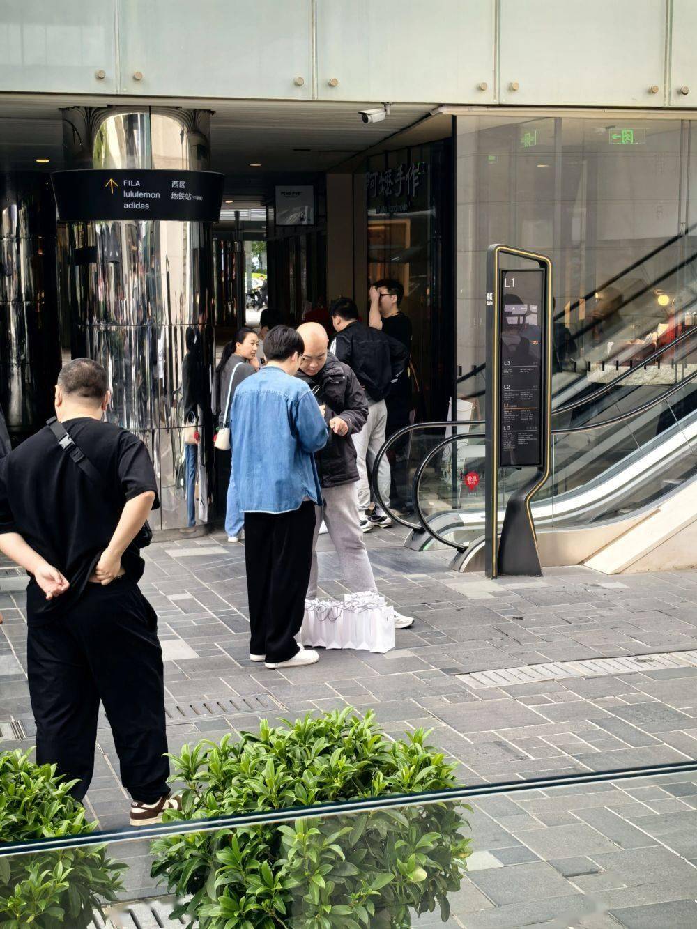 苹果开售首日：三里屯店排起长龙，黄牛门口“堵人”，线上秒售空