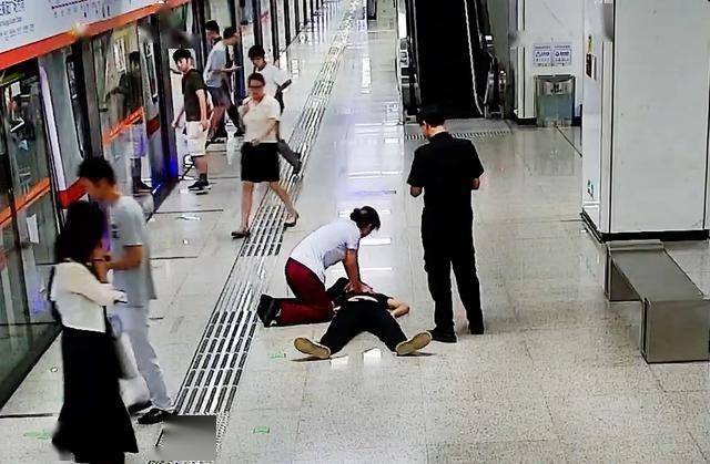 17分钟！武汉地铁生死急救，多人联手抢回一条年轻生命