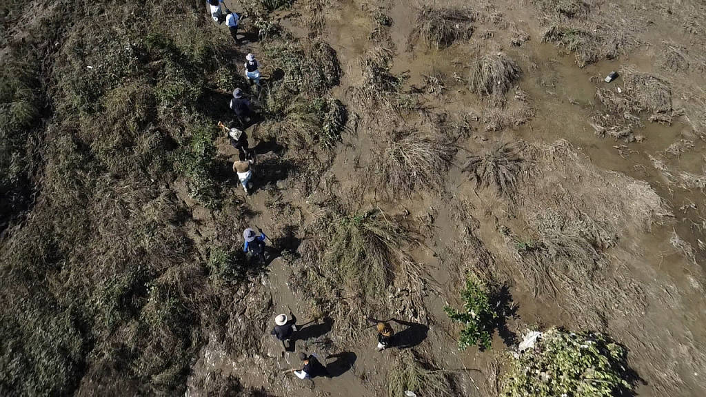 一女子在上海地铁车厢内吸电子烟，地铁客服回应