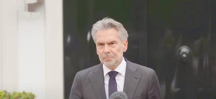 号外!荷兰当局在10月31日宣布将禁售DUV光刻机,荷兰这个举动被外界视作对东方大国发展的遏制,但其代价首先砸在了本国企业身上