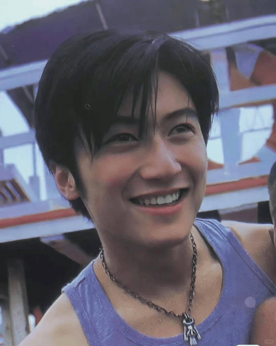 谢霆锋生日和父母聚会!谢贤老到不敢认,狄波拉涂绿指甲油似少女