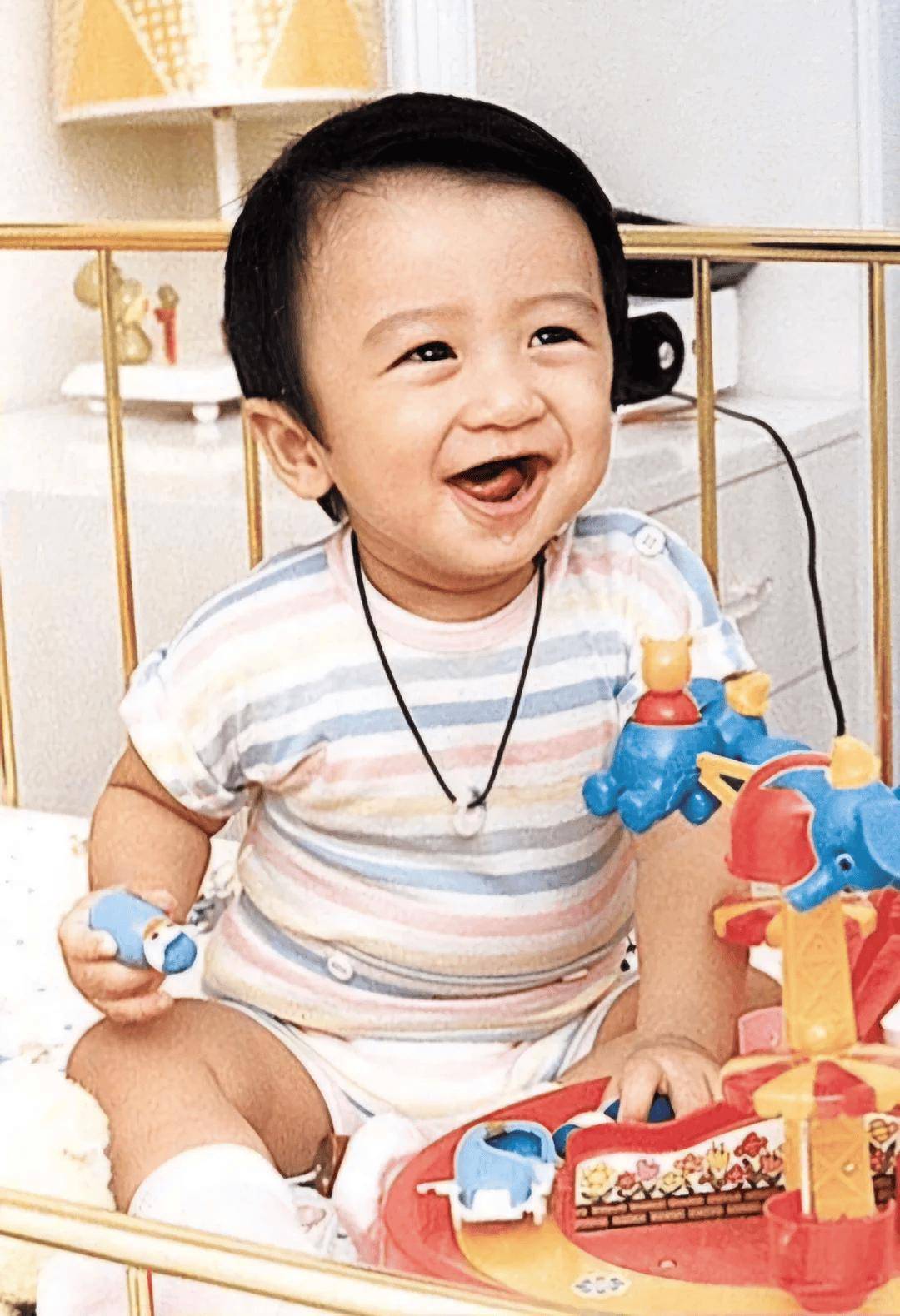 谢霆锋生日和父母聚会!谢贤老到不敢认,狄波拉涂绿指甲油似少女