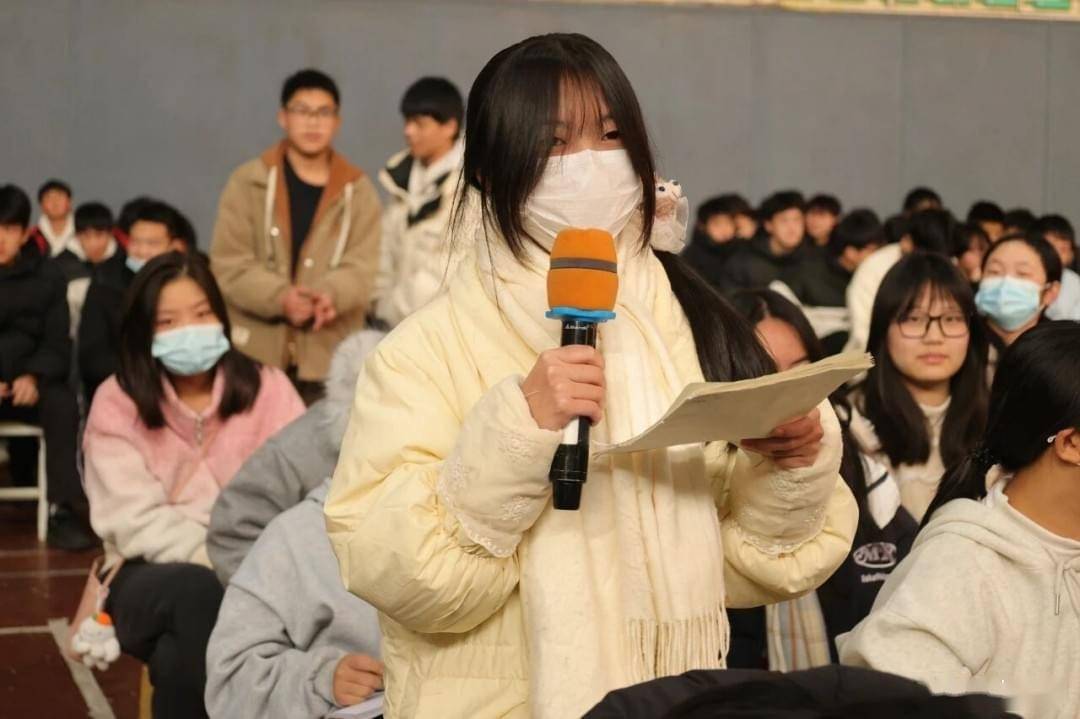 互动分享环节高潮迭起，10位同学踊跃登台，分享自己的学习心得与感悟。