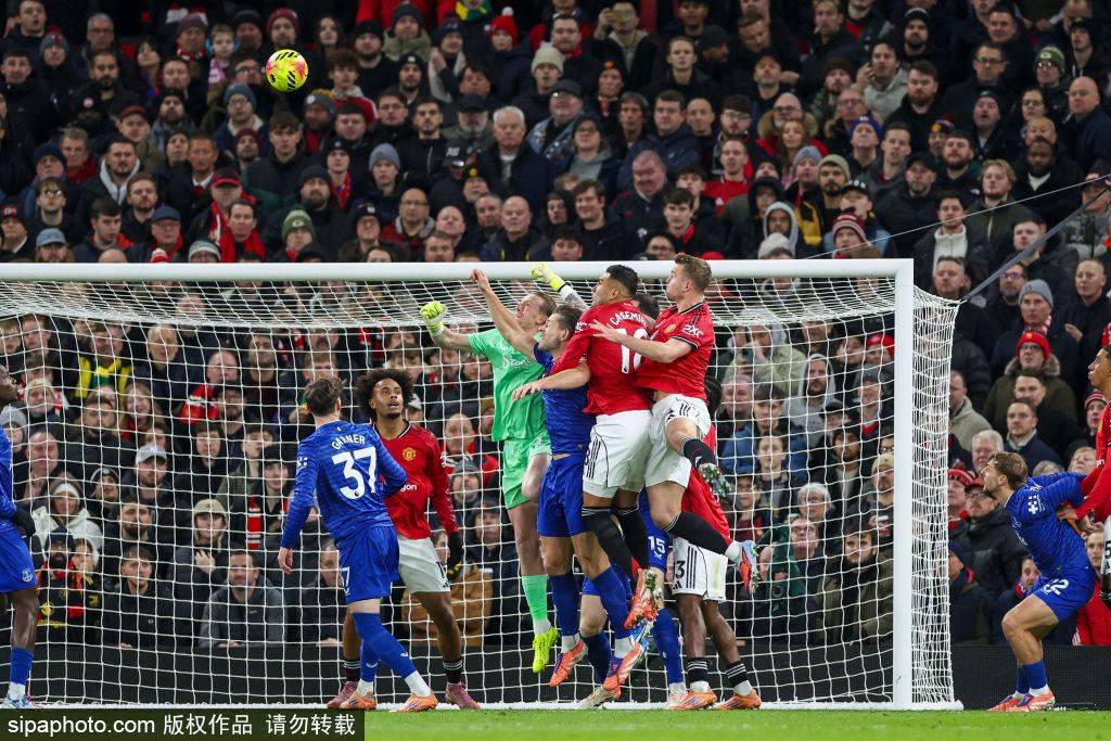 曼联0-1落后！约罗送点，马特塔首次主罚被判二次触球 再罚再中！