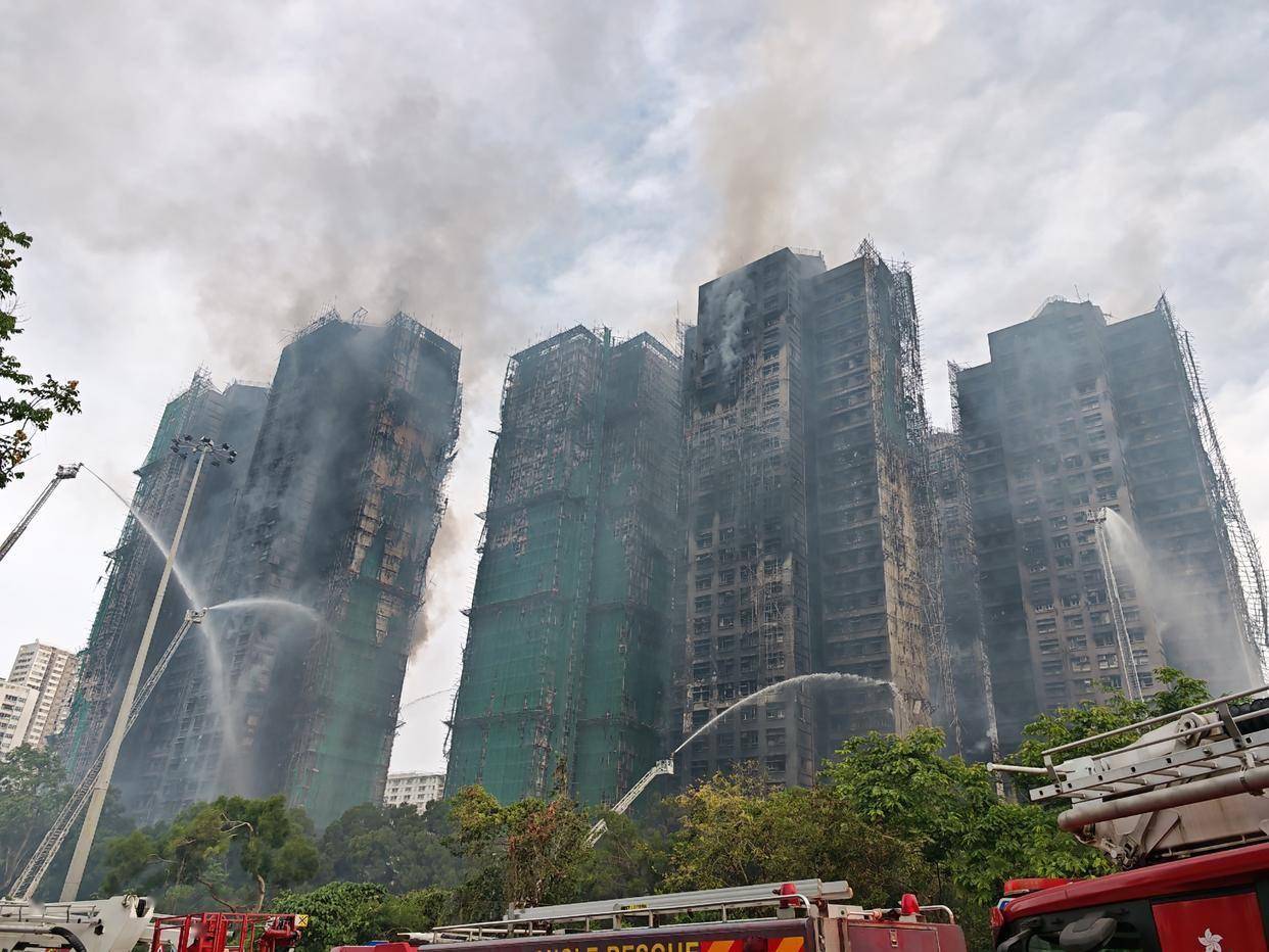突发特讯！香港大埔火灾已致156人遇难，引发高度关注