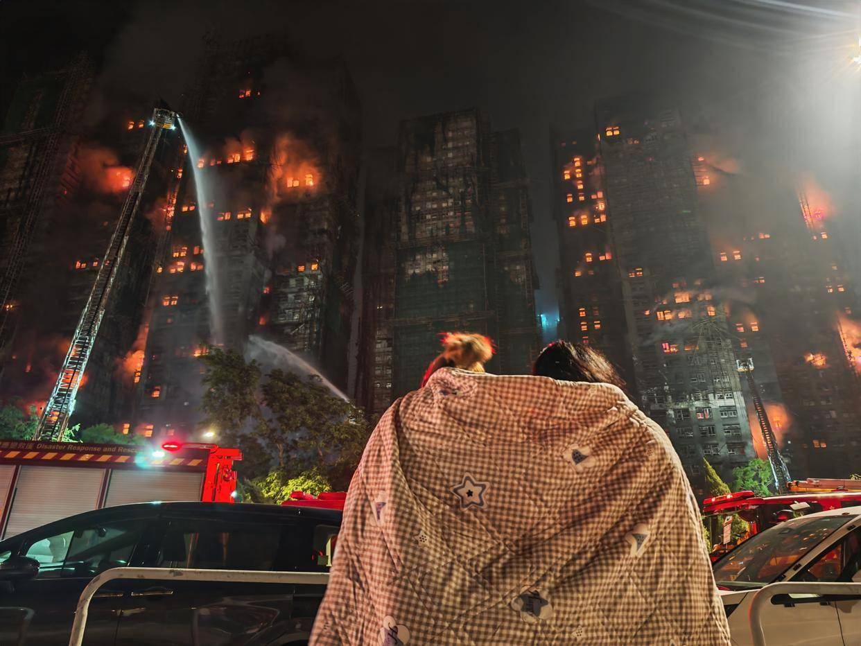 突发特讯！香港大埔火灾已致156人遇难，引发高度关注