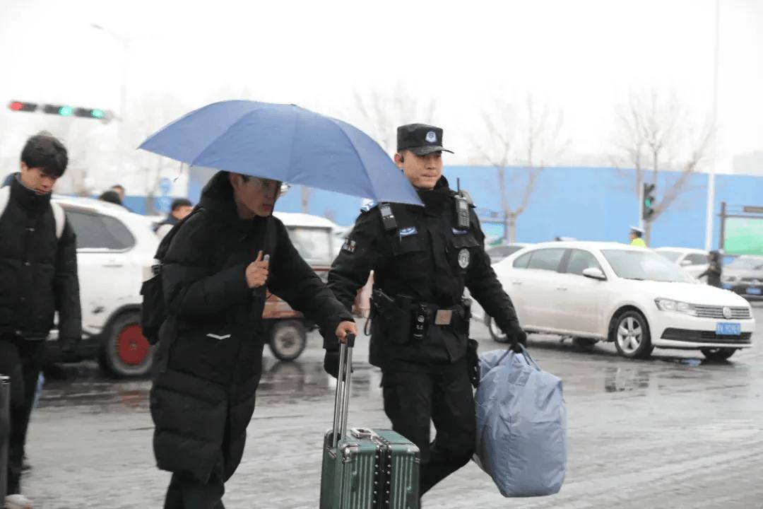 风雪中的守护 | 风雪“豫”警,温暖守护! 风雪中的守护 | 风雪“豫”警,温暖守护!