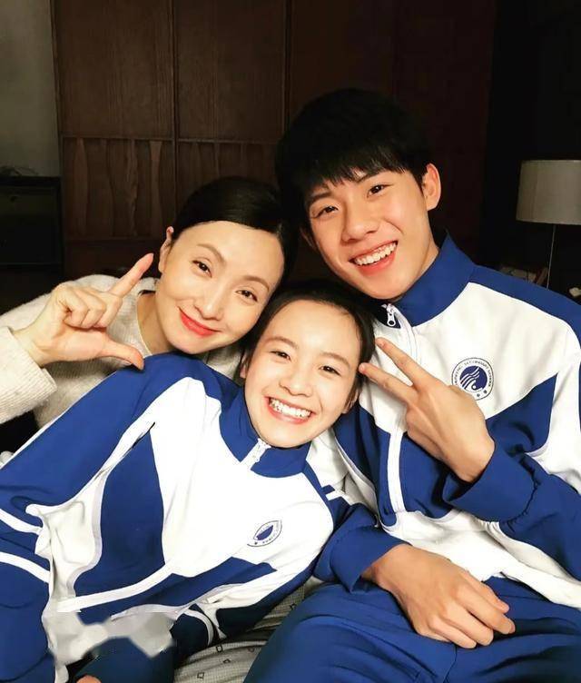 53岁陶虹与家人聚餐,17岁女儿徐小宝变漂亮了,长得像爸爸徐峥