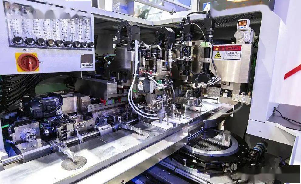 外媒：中国已经研制出光刻机后，光刻胶马上成为了比光刻机更卡脖子的黑科技！可大家不知道，全球光刻胶市场，90%以上的份额都被日本垄断