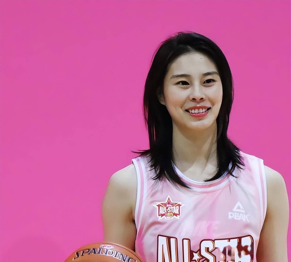 世界杯直播在线观看——高清足球直播平台推荐官宣！王思雨担任球员兼任教练！中国女篮优秀后卫开启了新身份