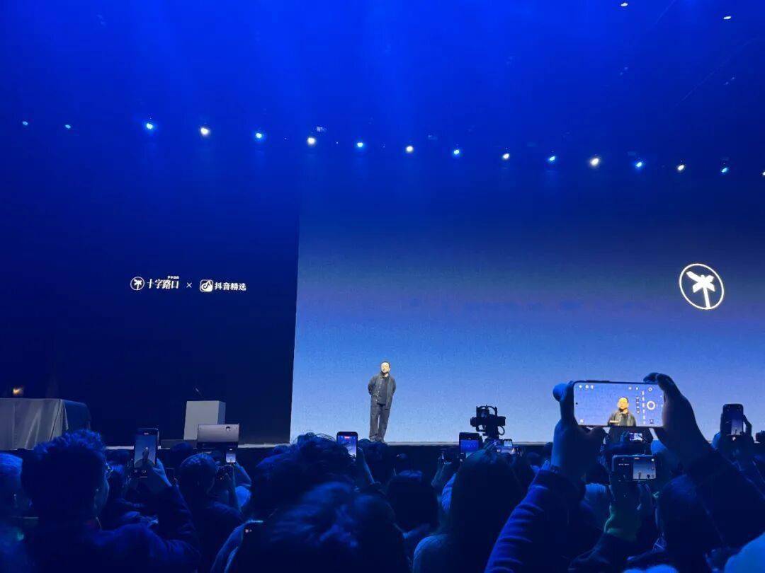 罗永浩硬控4小时，发了一场“广告”春晚