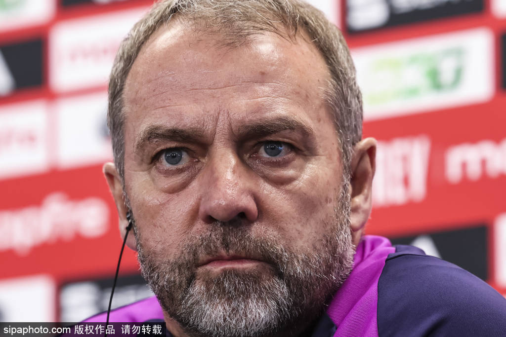 西班牙足球甲级联赛弗里克的期望与挑战：巴萨未来的关键决策与心态调整