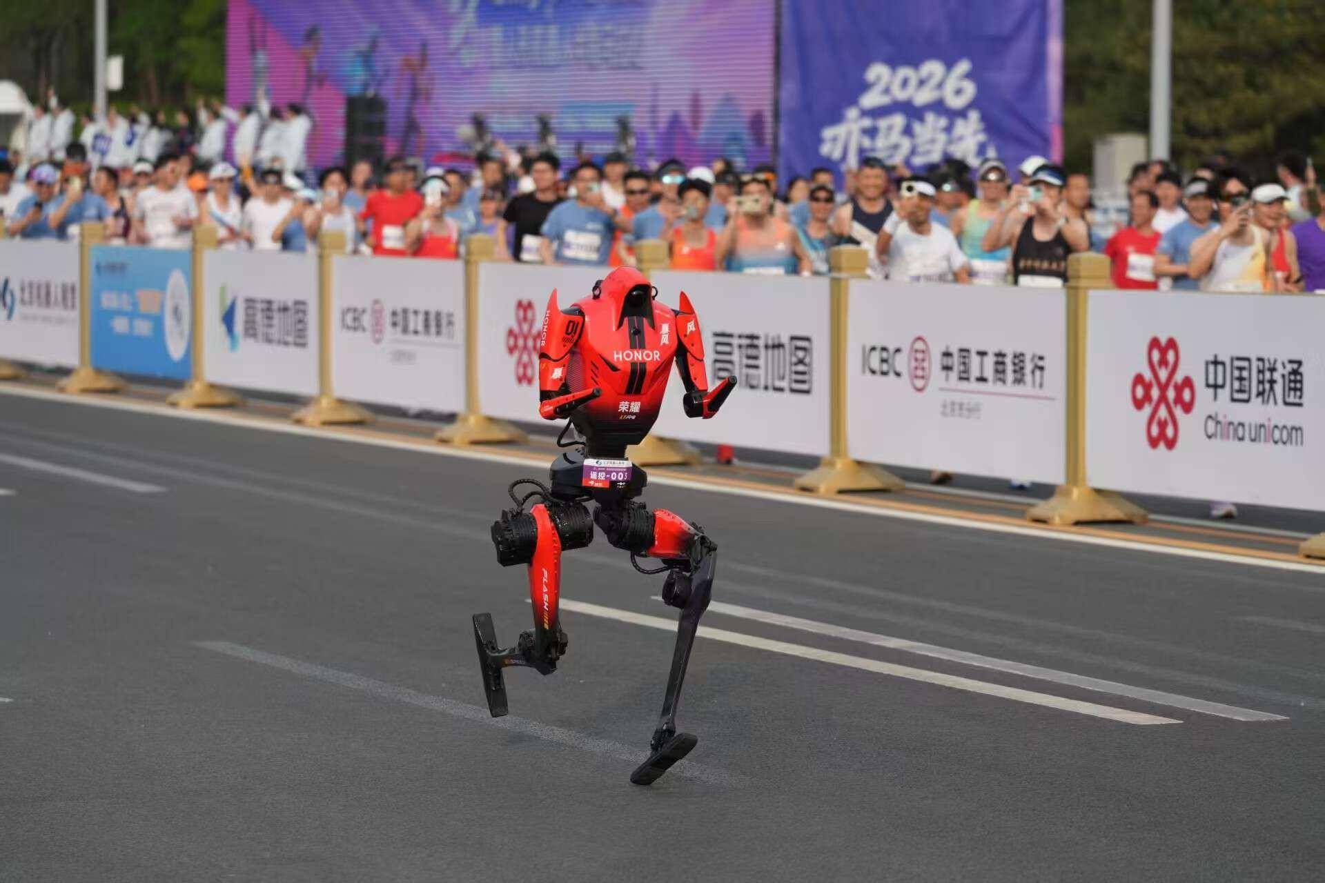 荣耀机器人打破人类半马纪录：闪电包揽2026人形机器人半马冠亚季
