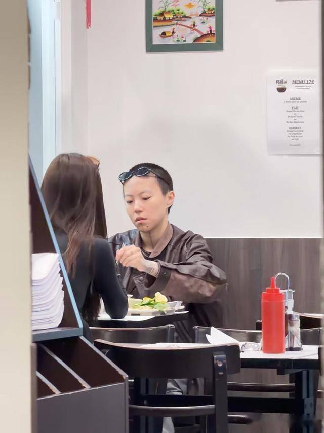 窦靖童宋妍霏分吃一碗粉！从挡雨到牵手遛狗多次被拍细节藏不住