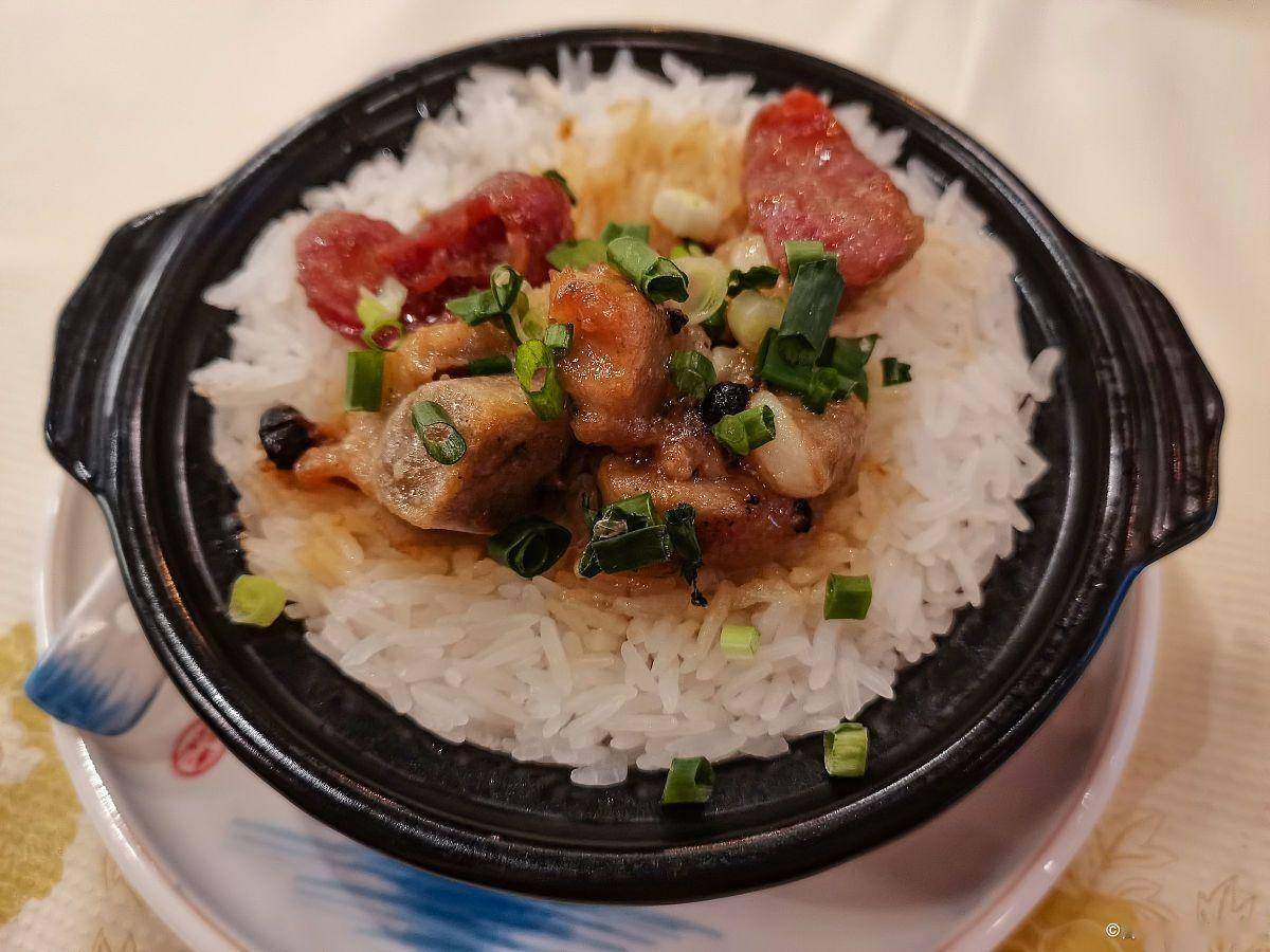 广东腊味煲仔饭：秋风吹起吃腊味，锅巴焦香米饭软糯