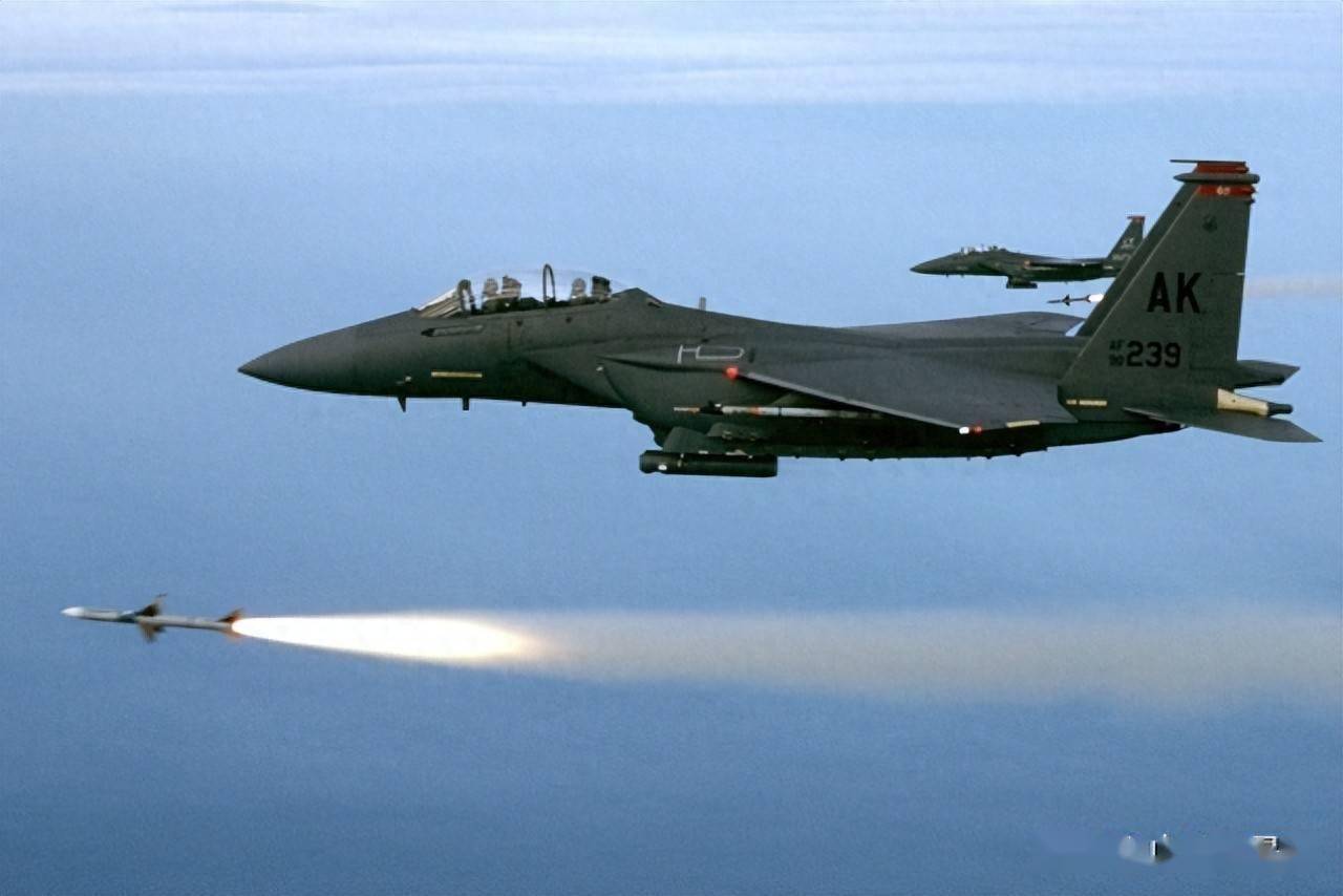 
        无人机群织天网，F-15E折戟伊朗，美军王牌神话被戳破？