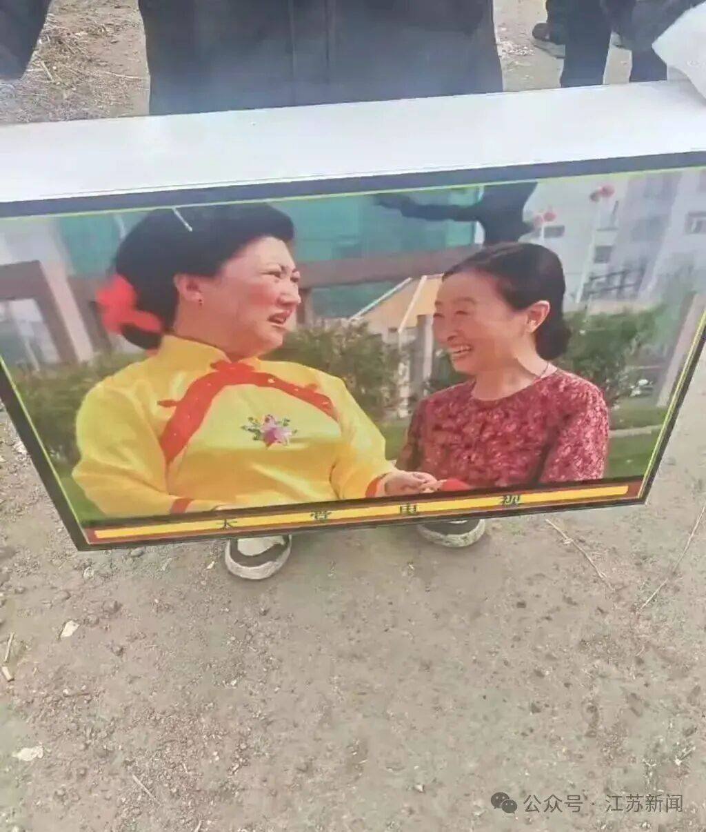 Gao Xiumin and Zhang Shaohua stills printed on funerary products