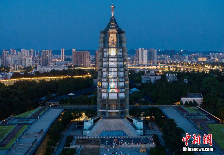 南京大报恩塔"点亮"塔身为奥运加油