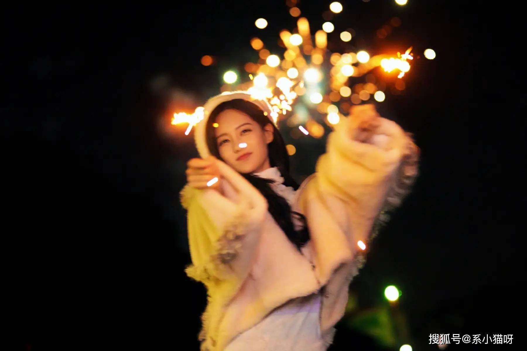 李一桐在星空下玩仙女棒烟火绽放少女之悦