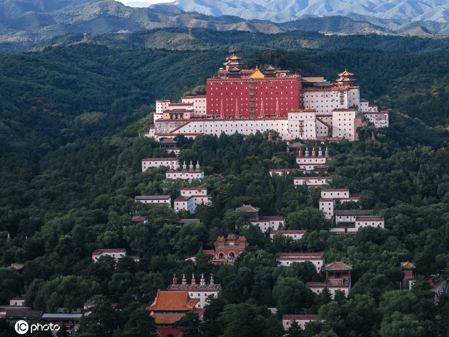 1/52024年8月25日,普陀宗乘之庙,俗称小布达拉宫,是一座藏传佛教