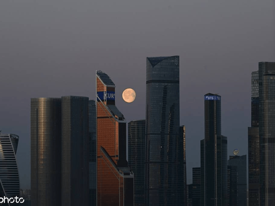俄罗斯莫斯科满月当空 市中心迷人夜景令人沉醉