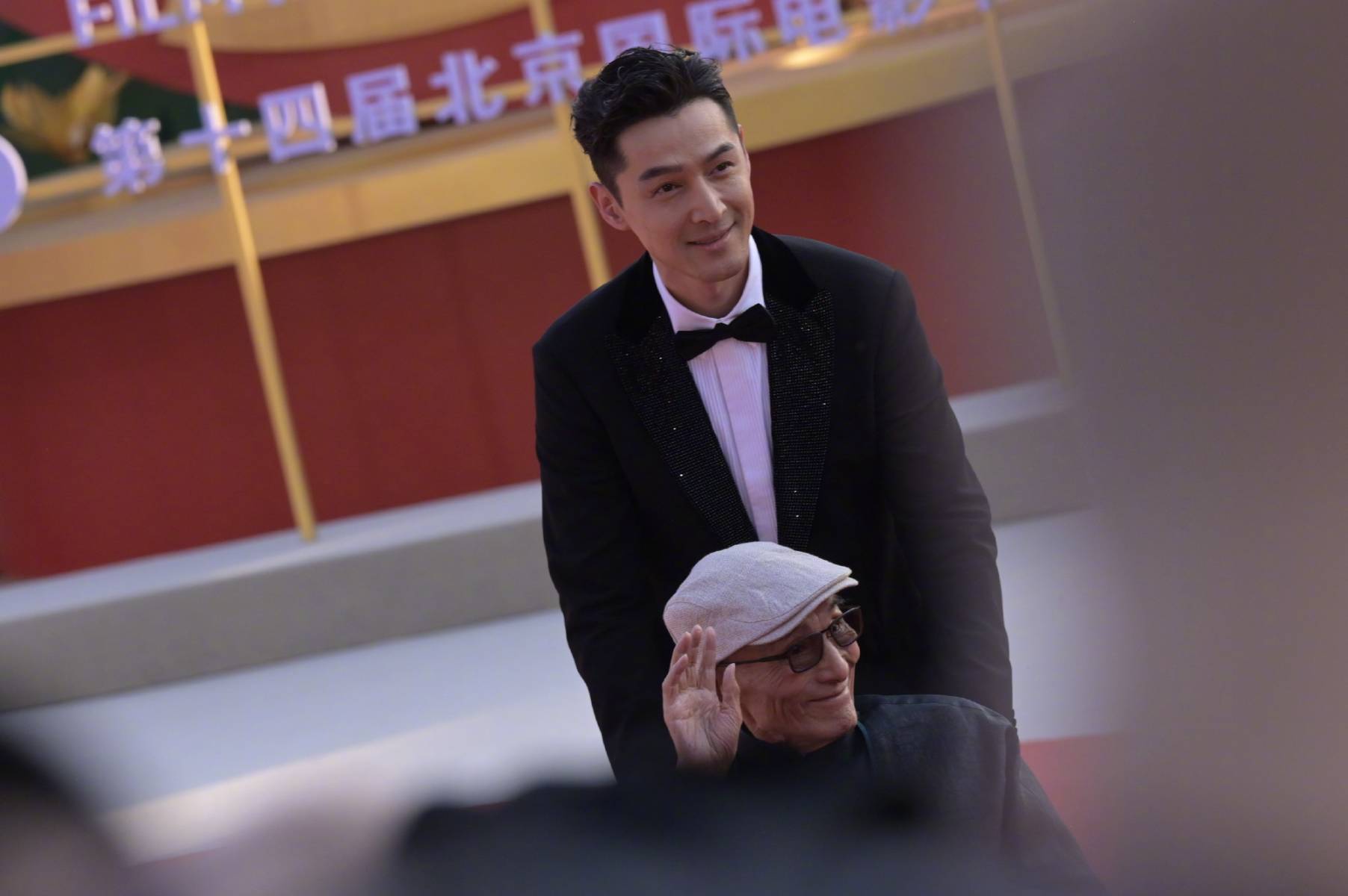 胡歌推游本昌亮相北影节开幕红毯-搜狐大视野-搜狐新闻