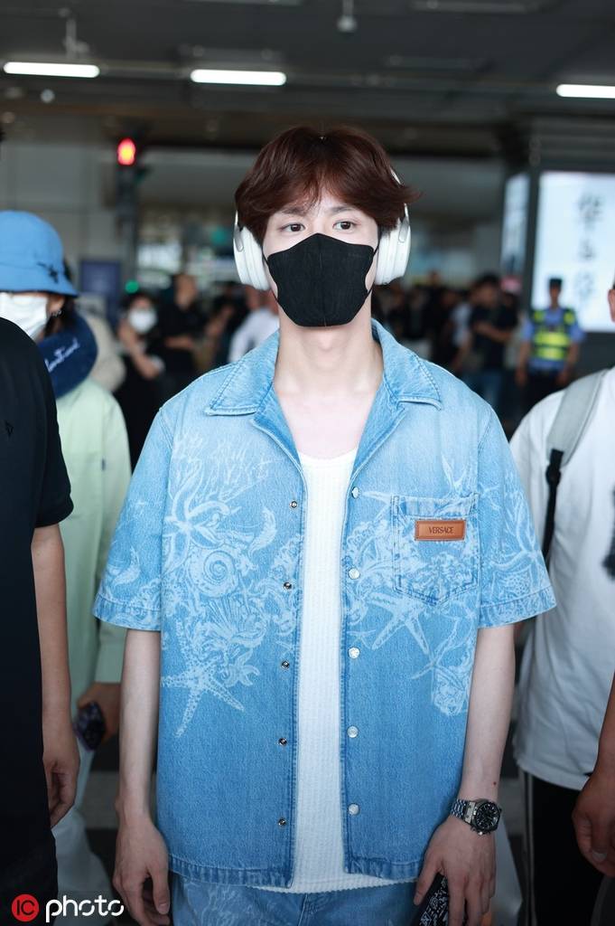 魏哲鸣现身北京机场 印花牛仔套装帅气有型