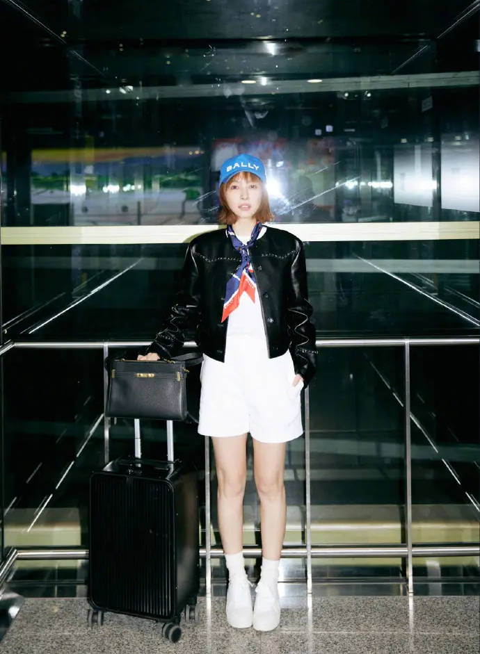 吴昕穿黑色皮衣利落有型配短裤展现腿部线条