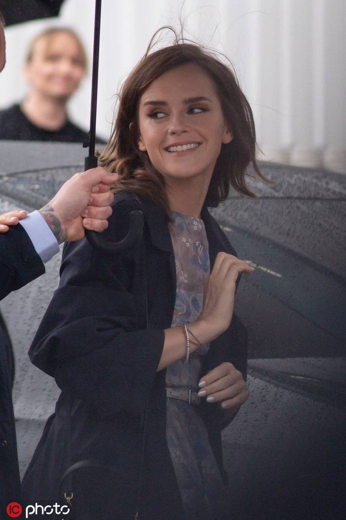 艾玛-沃特森抵达2024秋冬米兰时装周prada秀场-搜狐大视野-搜狐新闻