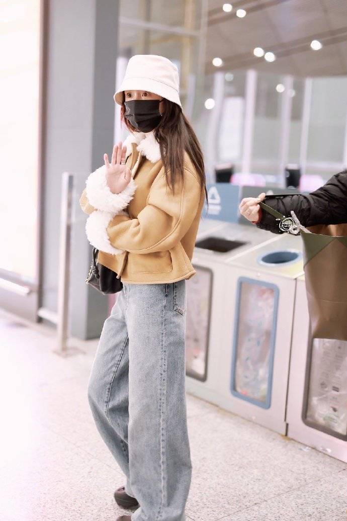 杨幂穿咖色皮夹克搭浅色牛仔裤戴渔夫帽温柔可爱