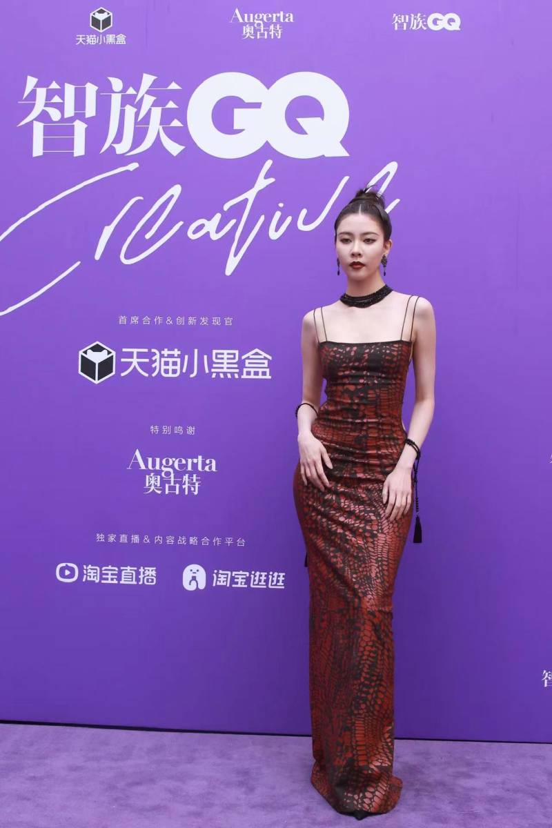 宋妍霏穿红色皮革裙似妖娆蛇女 秀光滑美背好性感