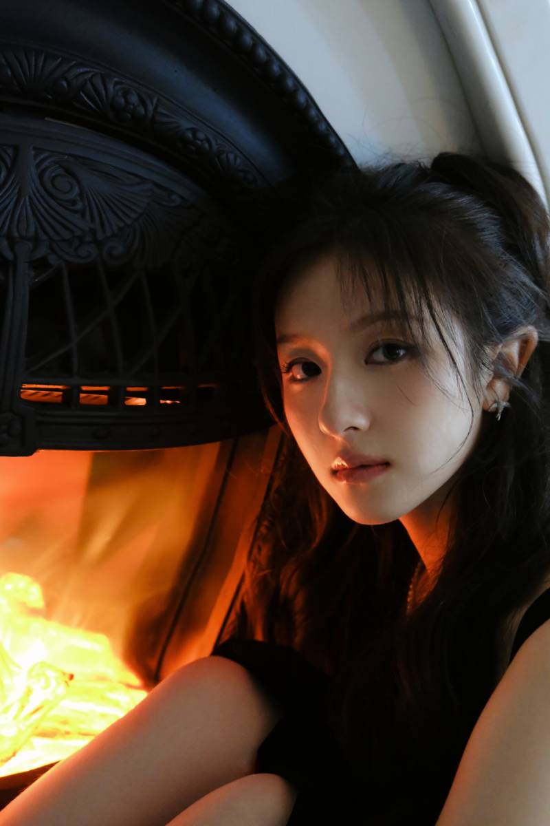 李兰迪壁炉写真氛围感拉满 穿黑色吊带裙肌肤雪白