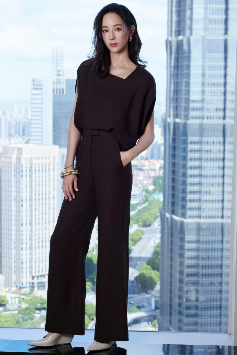 张钧甯穿棕色套装时髦干练 眼神冷酷神似女总裁