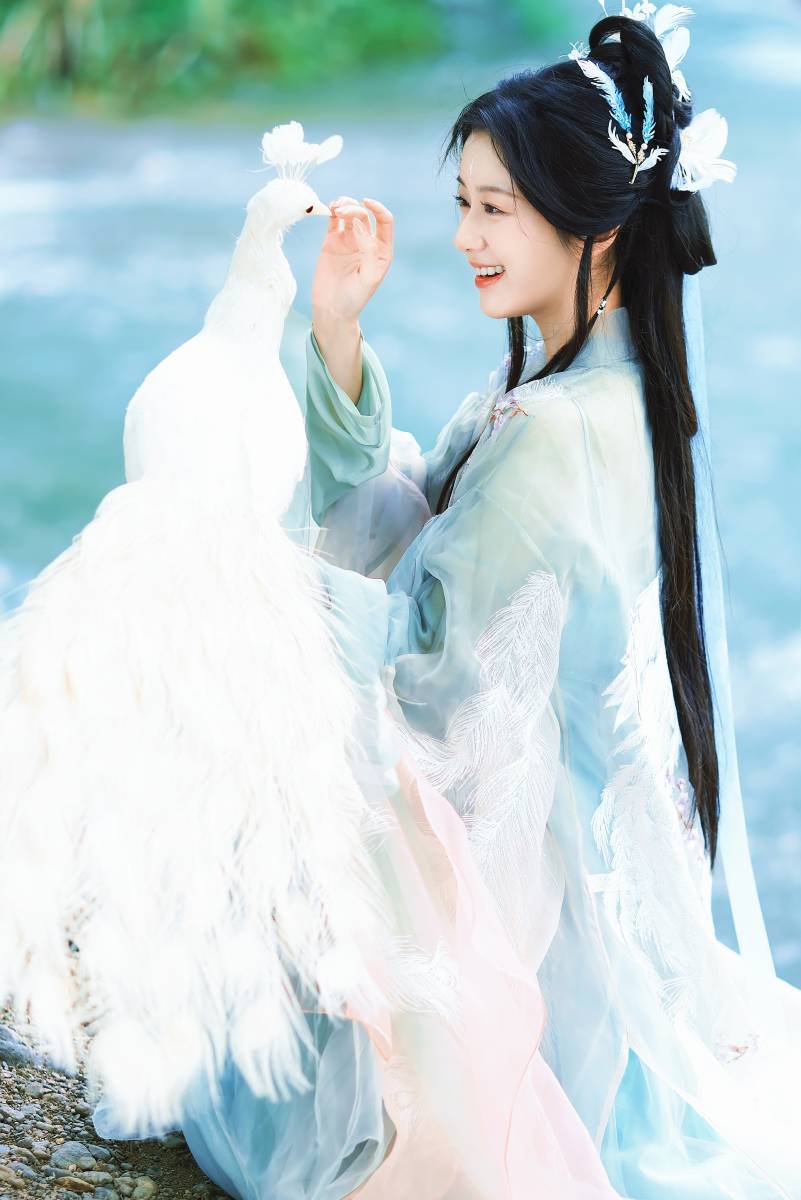 包上恩穿古风襦裙撑伞回眸 与仙鹤互动似神女降临