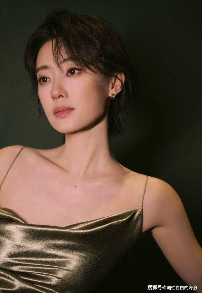 网友景德镇偶遇张小斐香槟色吊带长裙姐姐好美