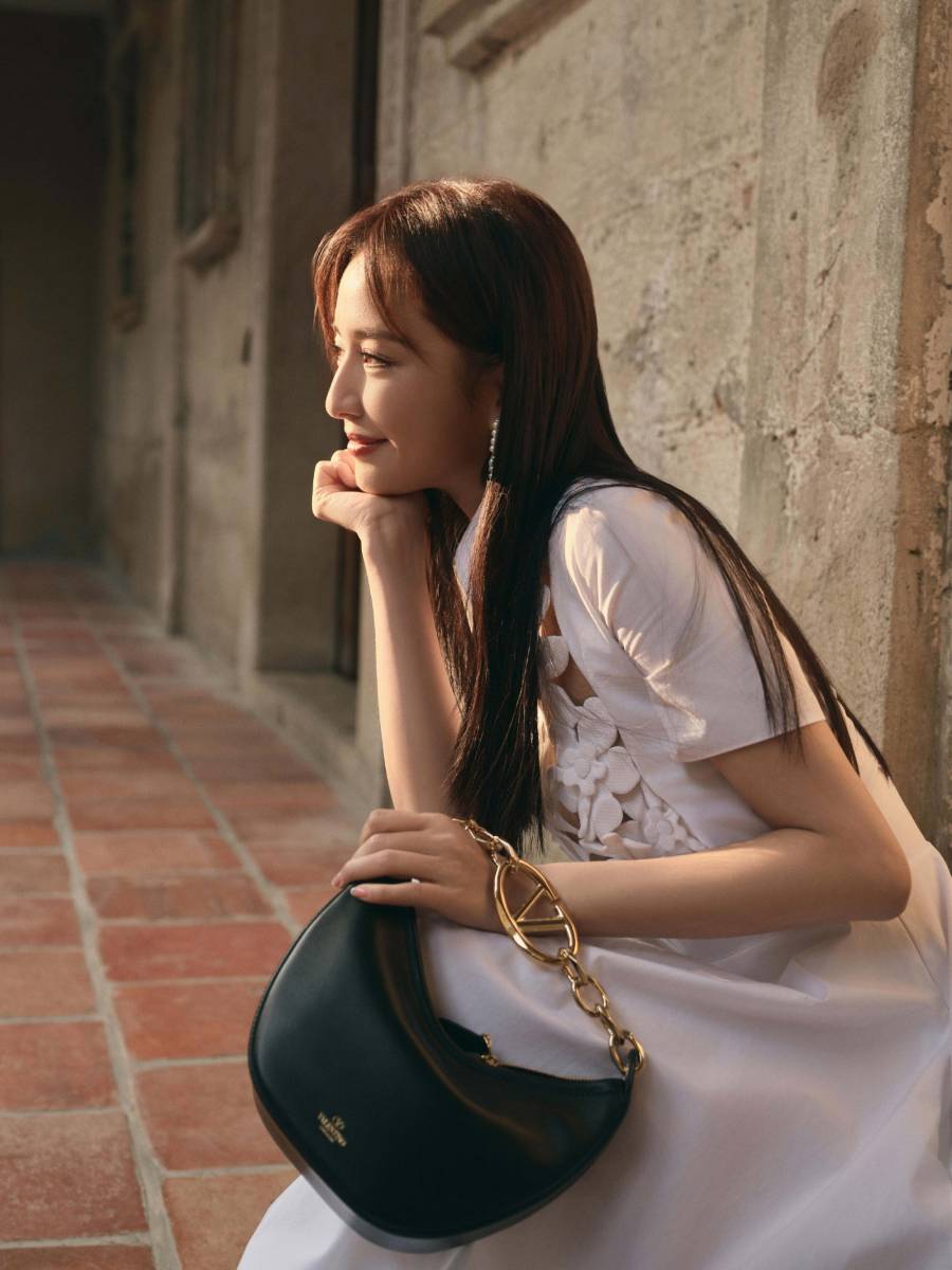 佟丽娅身穿白色镂空初恋裙搭配大耳饰张扬迷人