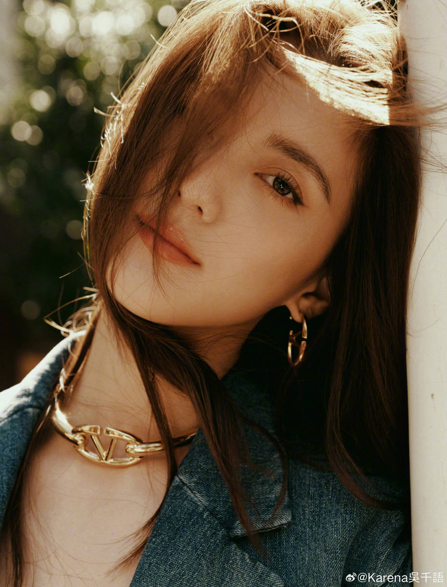 吴千语穿辣妹吊带外搭牛仔西装美腿吸睛比例优越