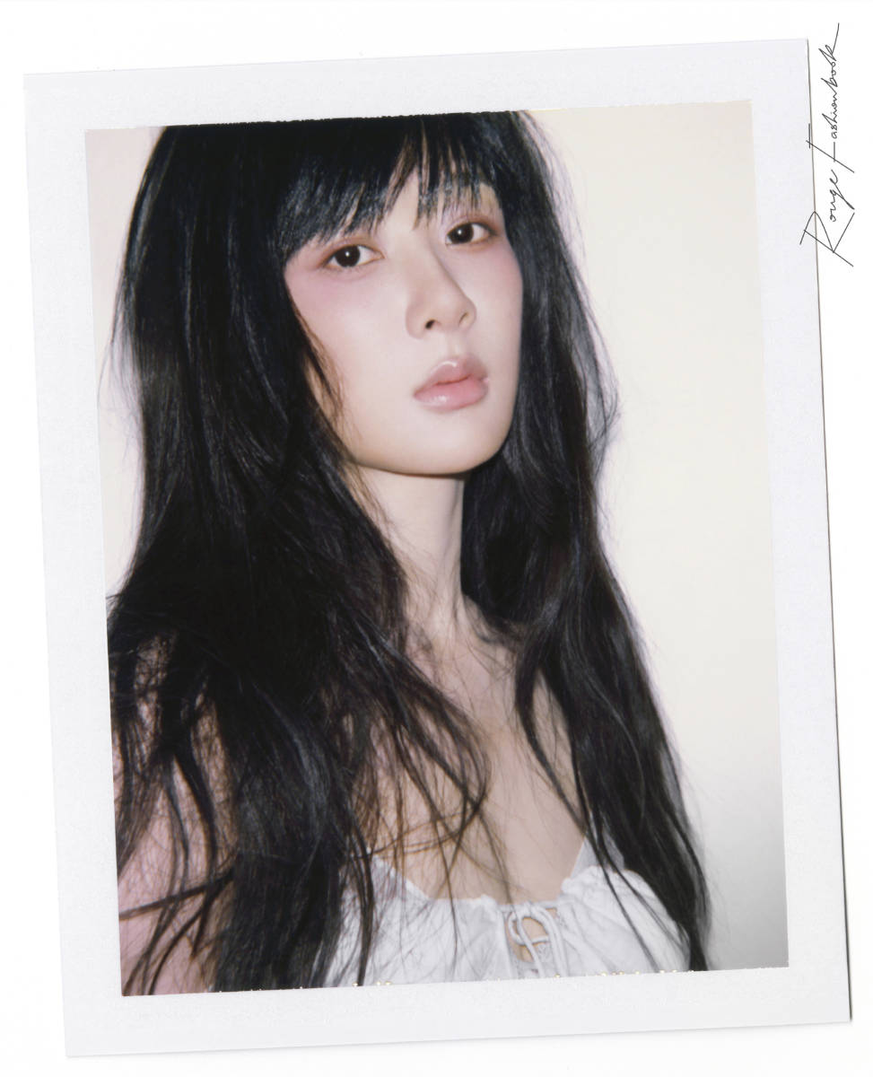 杨紫穿黑色比基尼秀马甲线 破碎感超强似堕落天使