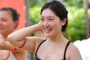 苏州一鲍师傅糕点被指吃出毛发 商家回应：