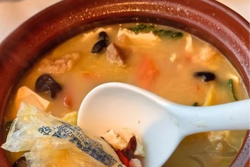 北京四季民福烤鸭菜里吃出塑料袋 门店回应：分料包不慎掉入