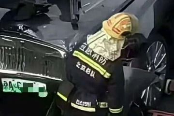 劳斯莱斯闪灵事故次日：车主陈震连发两条微博 