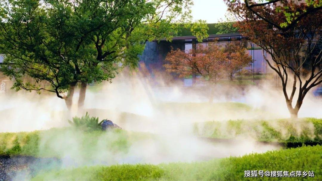 隱於麓山餘脈(約2000畝獅峰山森林公園),與江水,古寺,書院,自然和諧相