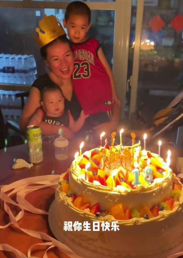 谢东为小22岁娇妻庆生,宠溺称呼甜到齁,谭静怡手抱俩儿笑开怀_生日