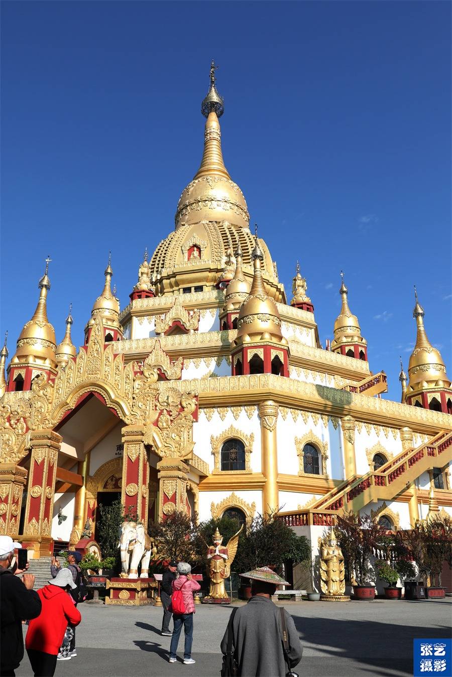 云南德宏芒市:亚洲最大空心佛塔勐焕大金塔,感受迷人的傣族风情_孔雀