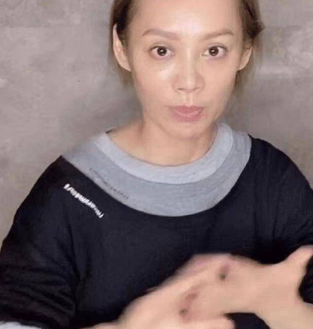 原创有种"卸妆"叫宁静,没了眼妆后颜值惹争议,这模样我都不敢认了