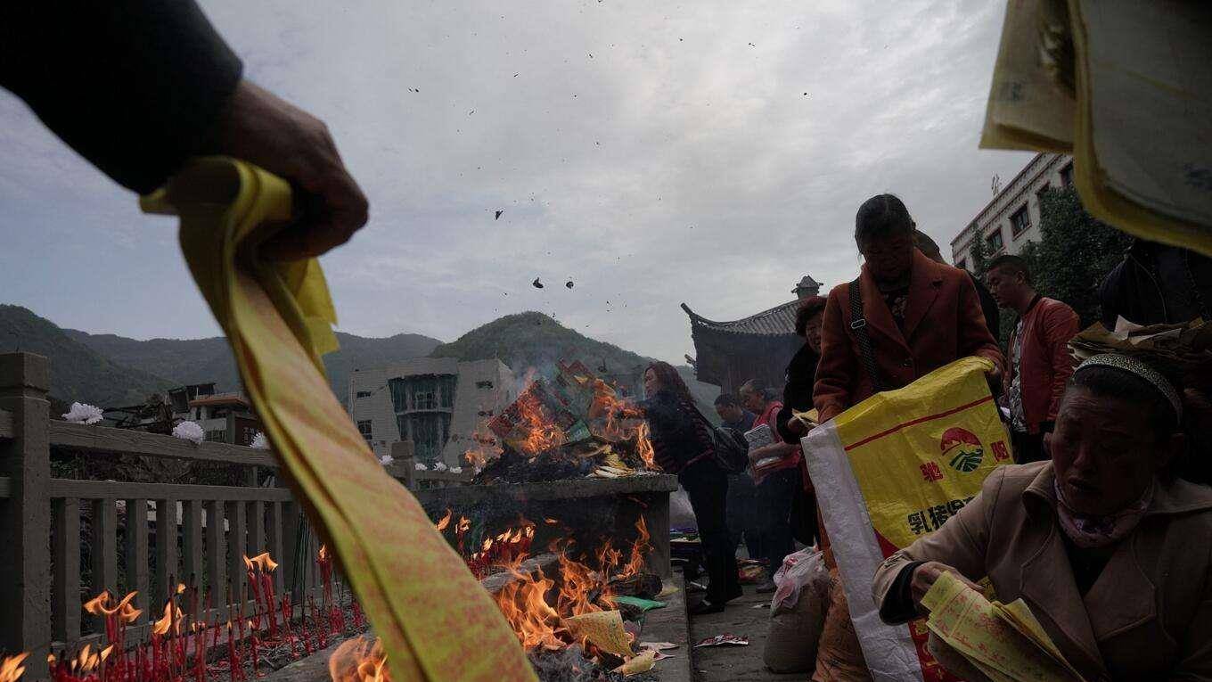 中國人給死去的親人燒紙祭祀,是民俗文化遺產,還是?