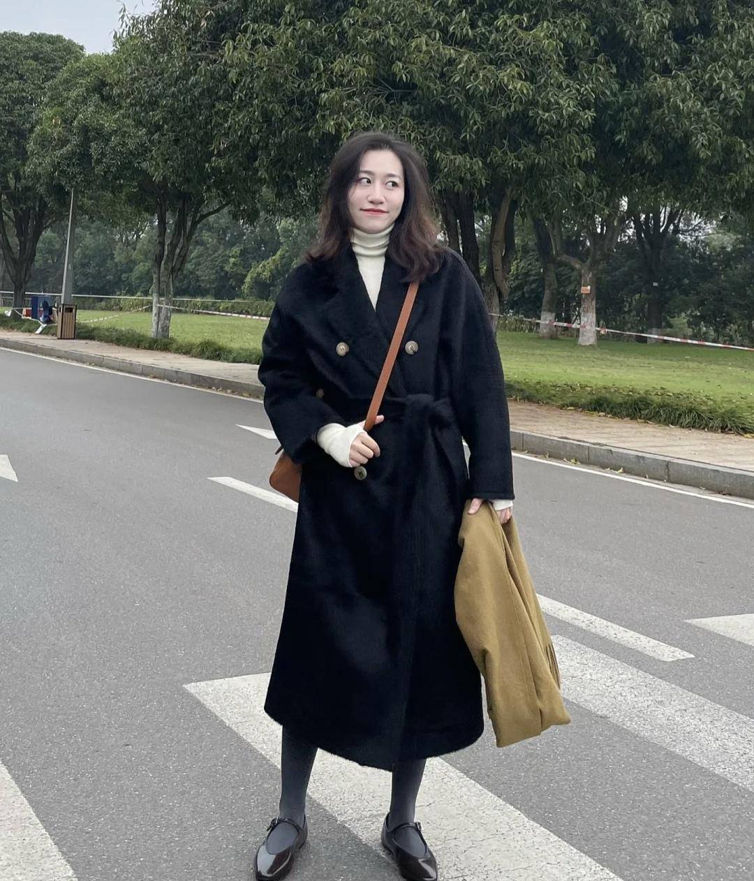 原创国外女人爱穿浴袍大衣配丝巾高跟鞋优雅和高级感完美拿捏